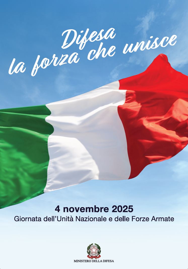 Bandiera italiana al vento con la scritta ‘Difesa la forza che unisce’, in occasione del 4 novembre, Giornata dell’Unità Nazionale e delle Forze Armate