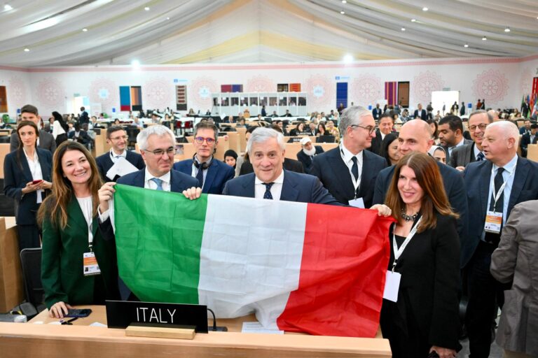 Delegati italiani con bandiera nazionale durante la seduta UNESCO a New Delhi