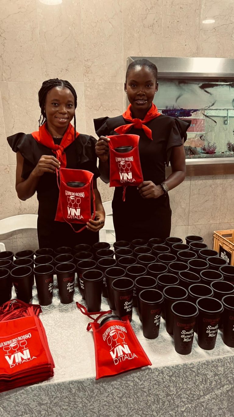 Foto ufficiale scattata durante il Top Italian Wines Roadshow 2026 a Lagos, Nigeria. L’immagine ritrae i partecipanti dell’evento, che ha celebrato l’eccellenza vinicola italiana in Africa Occidentale.