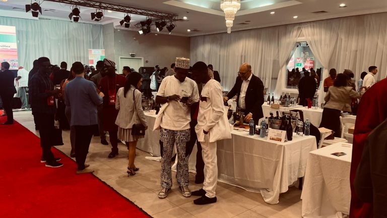 Foto ufficiale scattata durante il Top Italian Wines Roadshow 2026 a Lagos, Nigeria. L’immagine ritrae i partecipanti dell’evento, che ha celebrato l’eccellenza vinicola italiana in Africa Occidentale.