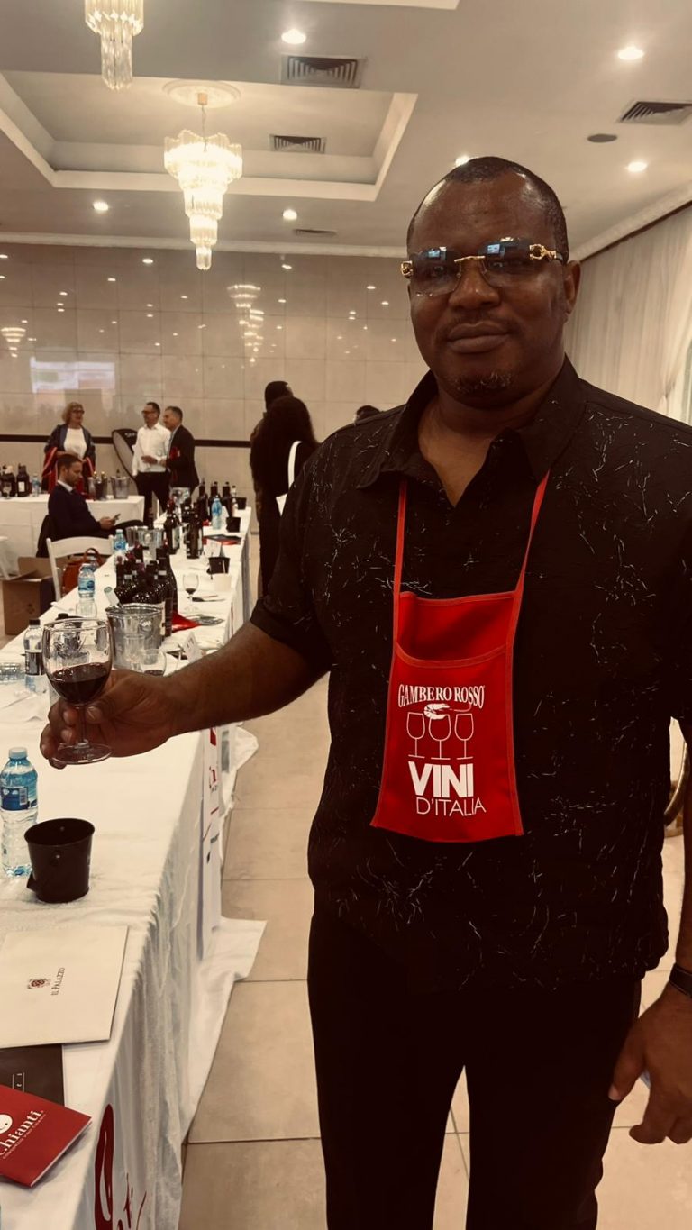 Foto ufficiale scattata durante il Top Italian Wines Roadshow 2026 a Lagos, Nigeria. L’immagine ritrae i partecipanti dell’evento, che ha celebrato l’eccellenza vinicola italiana in Africa Occidentale.