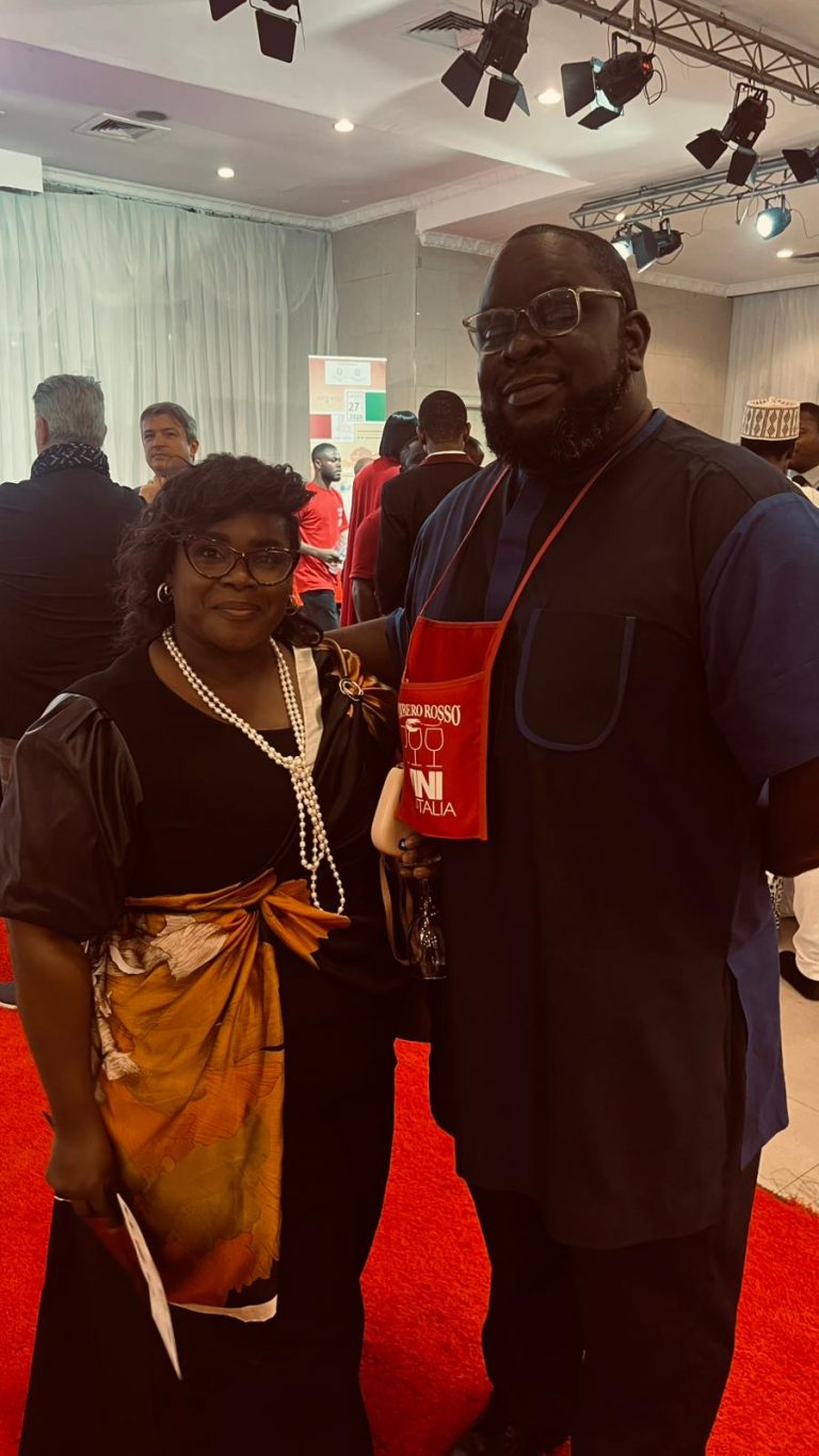 Foto ufficiale scattata durante il Top Italian Wines Roadshow 2026 a Lagos, Nigeria. L’immagine ritrae i partecipanti dell’evento, che ha celebrato l’eccellenza vinicola italiana in Africa Occidentale.