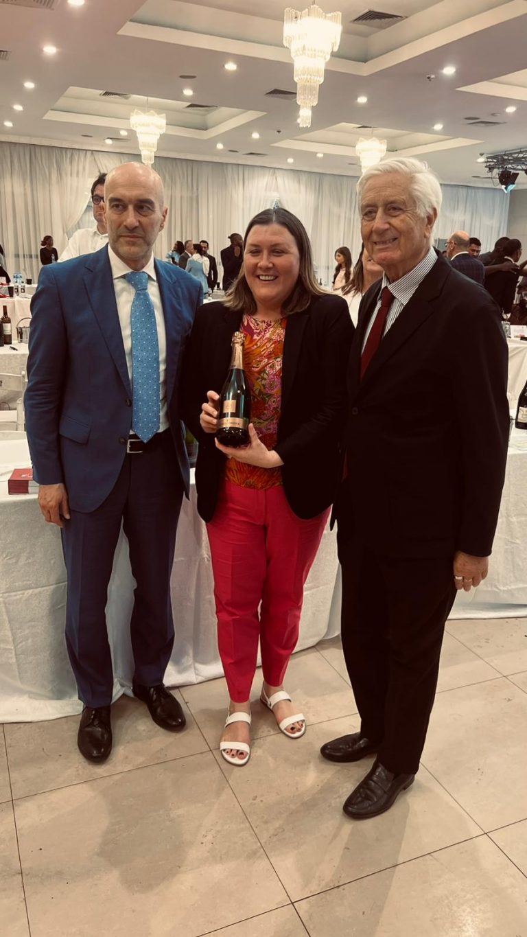 Foto ufficiale scattata durante il Top Italian Wines Roadshow 2026 a Lagos, Nigeria. L’immagine ritrae i partecipanti dell’evento, che ha celebrato l’eccellenza vinicola italiana in Africa Occidentale.