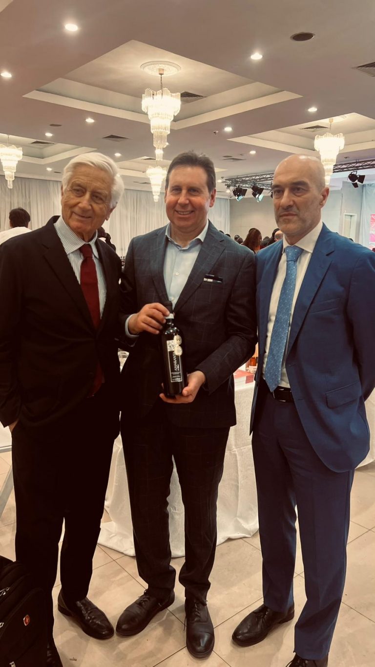 Foto ufficiale scattata durante il Top Italian Wines Roadshow 2026 a Lagos, Nigeria. L’immagine ritrae i partecipanti dell’evento, che ha celebrato l’eccellenza vinicola italiana in Africa Occidentale.