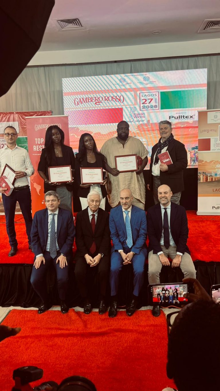 Foto ufficiale scattata durante il Top Italian Wines Roadshow 2026 a Lagos, Nigeria. L’immagine ritrae i partecipanti dell’evento, che ha celebrato l’eccellenza vinicola italiana in Africa Occidentale.