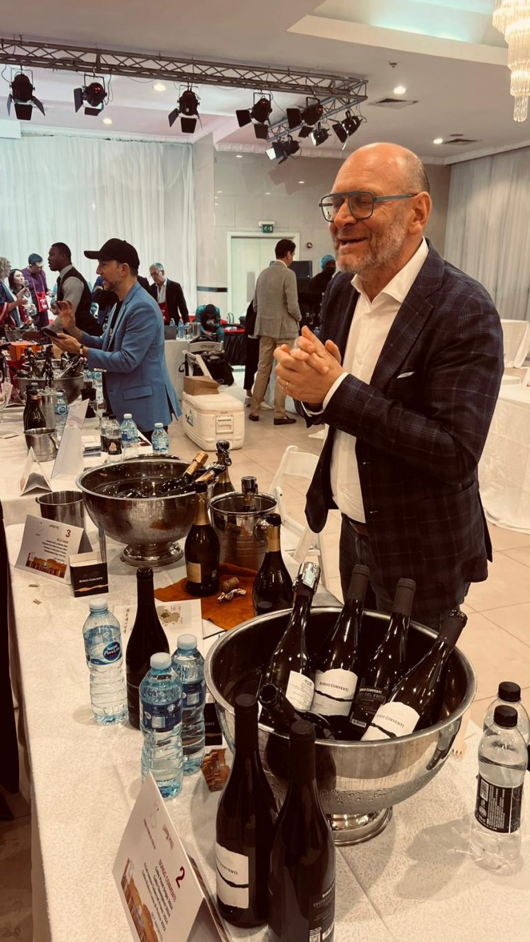 Foto ufficiale scattata durante il Top Italian Wines Roadshow 2026 a Lagos, Nigeria. L’immagine ritrae i partecipanti dell’evento, che ha celebrato l’eccellenza vinicola italiana in Africa Occidentale.