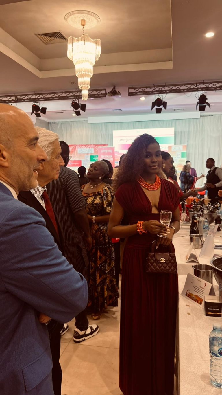 Foto ufficiale scattata durante il Top Italian Wines Roadshow 2026 a Lagos, Nigeria. L’immagine ritrae i partecipanti dell’evento, che ha celebrato l’eccellenza vinicola italiana in Africa Occidentale.