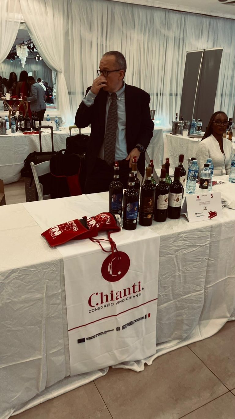 Foto ufficiale scattata durante il Top Italian Wines Roadshow 2026 a Lagos, Nigeria. L’immagine ritrae i partecipanti dell’evento, che ha celebrato l’eccellenza vinicola italiana in Africa Occidentale.