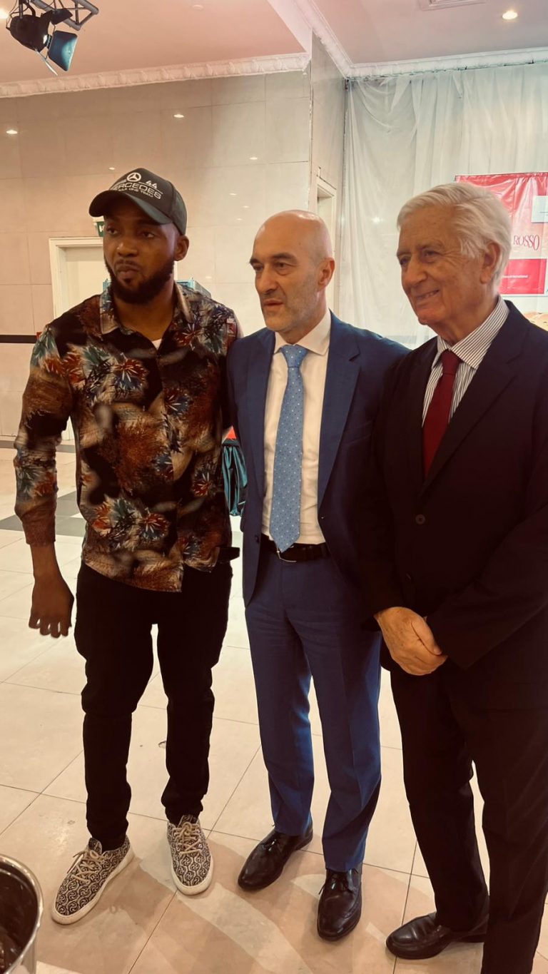 Foto ufficiale scattata durante il Top Italian Wines Roadshow 2026 a Lagos, Nigeria. L’immagine ritrae i partecipanti dell’evento, che ha celebrato l’eccellenza vinicola italiana in Africa Occidentale.