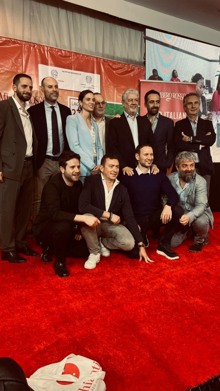 Foto ufficiale scattata durante il Top Italian Wines Roadshow 2026 a Lagos, Nigeria. L’immagine ritrae i partecipanti dell’evento, che ha celebrato l’eccellenza vinicola italiana in Africa Occidentale.