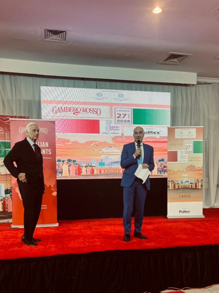 L’Ambasciatore d’Italia Roberto Mengoni parla alla platea durante il Top Italian Wines Roadshow 2026 a Lagos, Nigeria