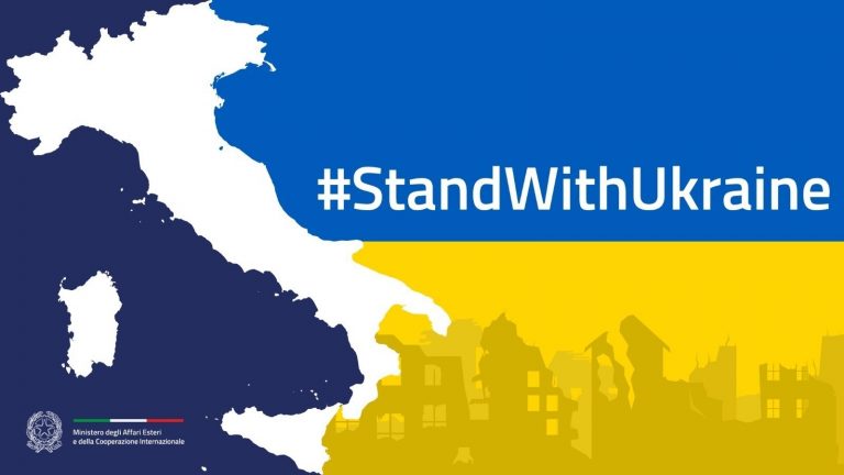 Grafica con la mappa dell’Italia sui colori della bandiera ucraina e hashtag #StandWithUkraine, con il logo del Ministero degli Affari Esteri.