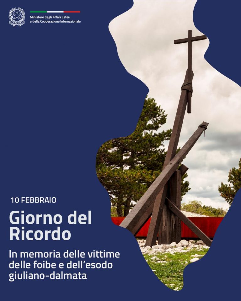 Monumento commemorativo in legno a forma di croce, con grafica istituzionale del Ministero degli Affari Esteri per il Giorno del Ricordo, 10 febbraio.