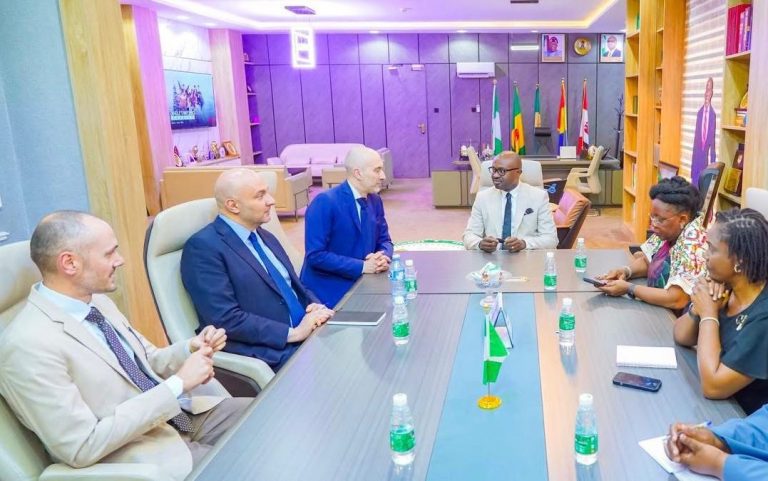 L’Ambasciatore d’Italia in Nigeria Roberto Mengoni, con Iacopo Foti e Giovanni Modica, durante l’incontro del 24 febbraio 2026 con il Ministro dell’Interno nigeriano Olubunmi Tunji-Ojo e alti funzionari del Ministero ad Abuja.
