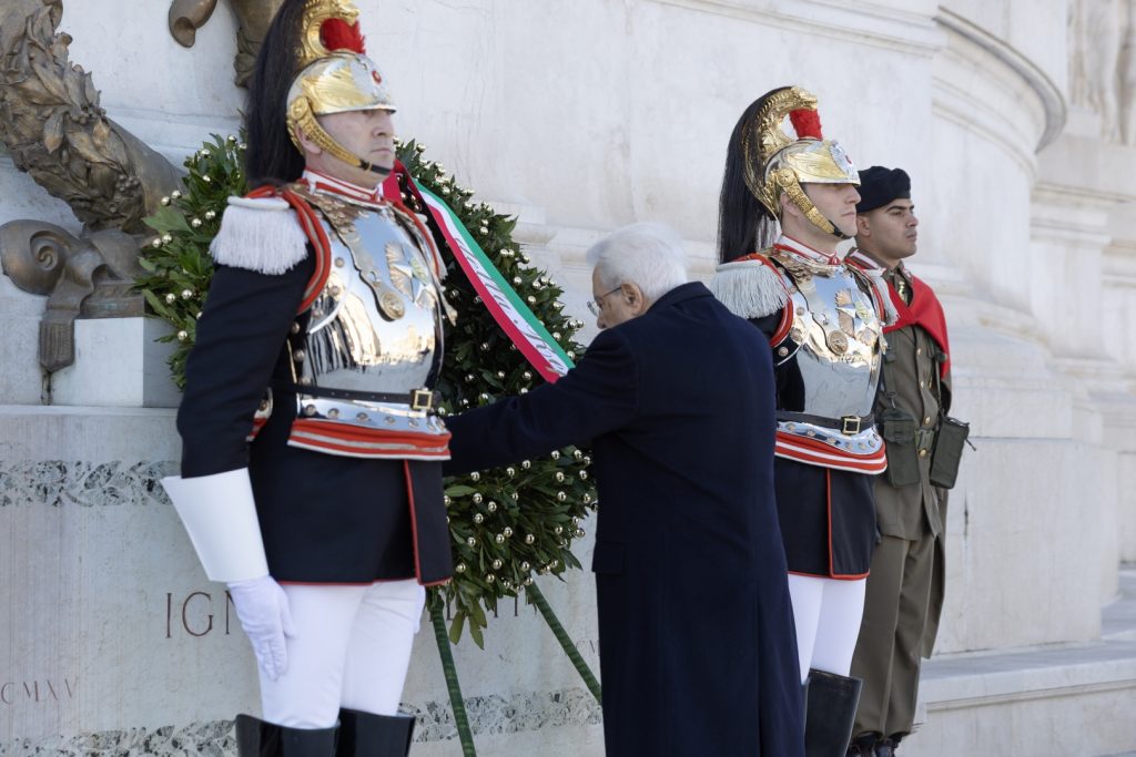 Sergio Mattarella depone una corona d’alloro al sacello del Milite Ignoto all’Altare della Patria, Roma, durante la Giornata dell’Unità nazionale, della Costituzione, dell’inno e della bandiera