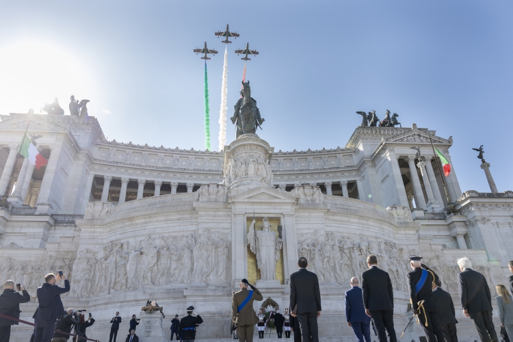 Il Presidente Sergio Mattarella rende omaggio al Milite Ignoto all’Altare della Patria, con il passaggio della Pattuglia Acrobatica Nazionale che colora il cielo con i colori della bandiera italiana.
