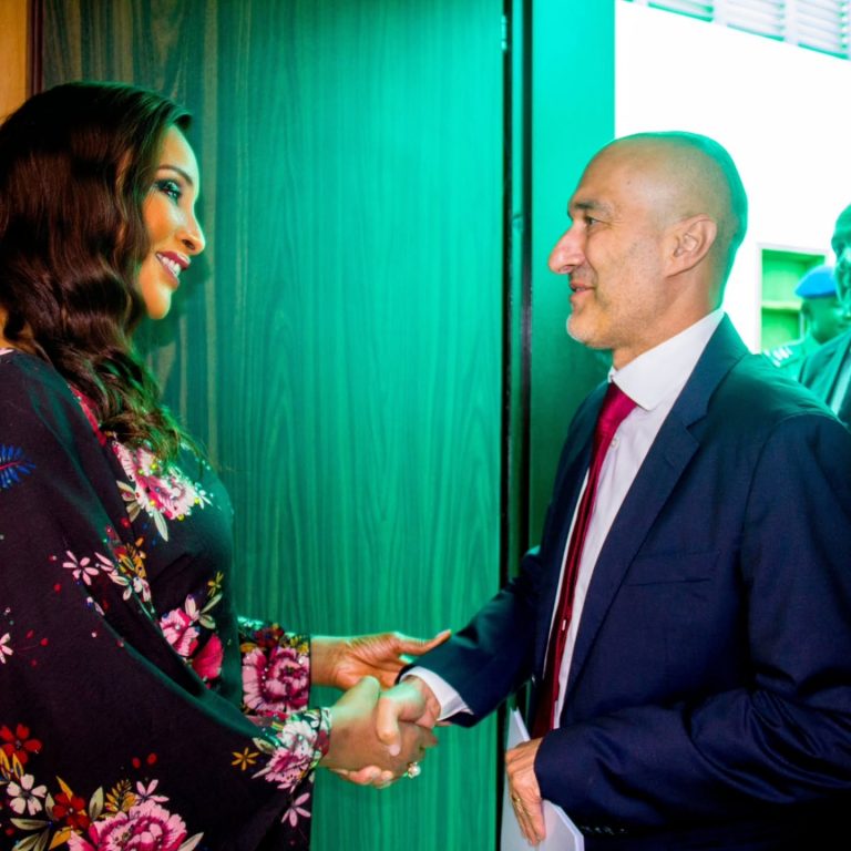L’Ambasciatore d’Italia in Nigeria Roberto Mengoni stringe la mano alla Ministra degli Esteri Amb. Bianca Odumegwu‑Ojukwu durante un incontro sulle relazioni bilaterali tra Italia e Nigeria.