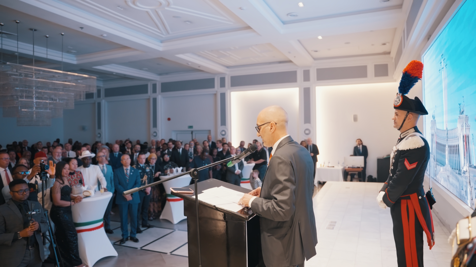 L’Ambasciatore d’Italia Roberto Mengoni durante il discorso per l’80º anniversario della Repubblica, affiancato dalla Guardia d’Onore