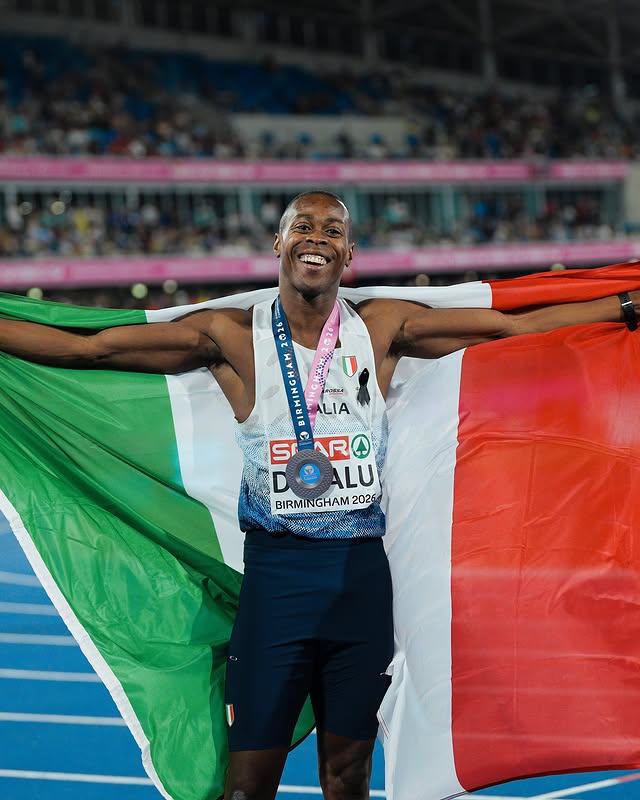 Eseosa Desalu celebra con la bandiera italiana dopo la vittoria agli Europei di atletica