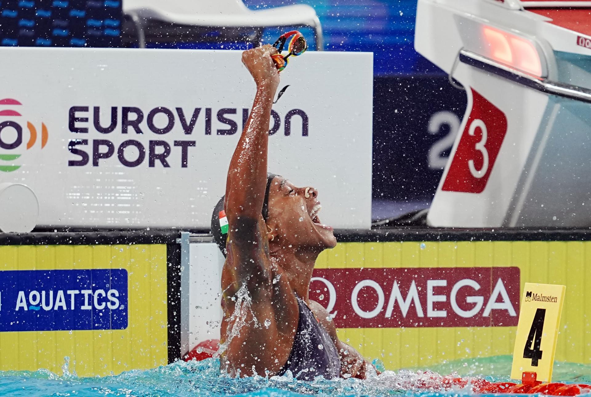 Sara Curtis esulta in vasca dopo la vittoria nei 50 dorso agli Europei di nuoto di Parigi 2026, con record mondiale e record nazionale nei 50 stile libero