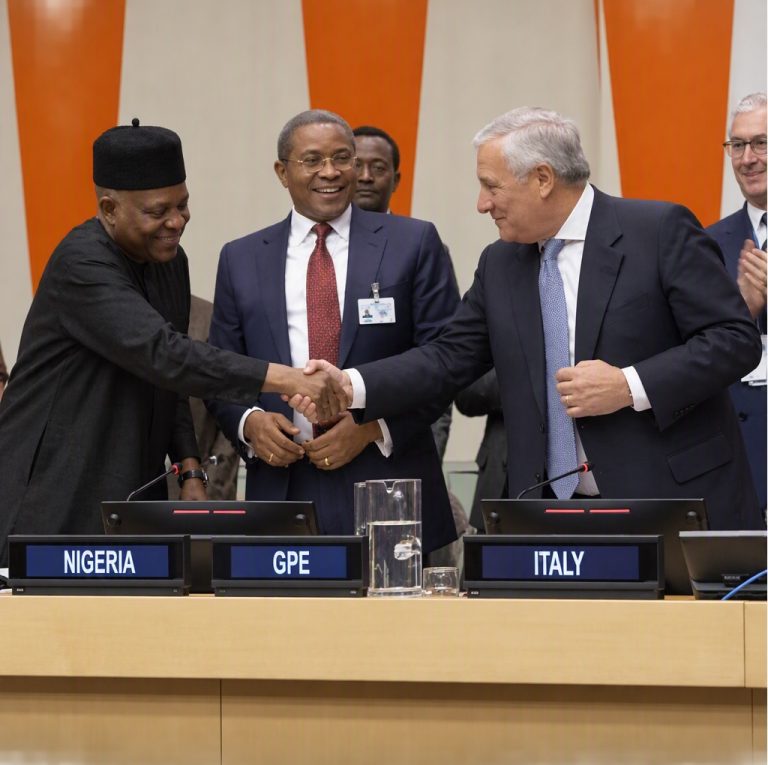 Kashim Shettima e Antonio Tajani si stringono la mano durante l'evento Global Partnership for Education all'Assemblea Generale delle Nazioni Unite, con Jakaya Kikwete al centro.