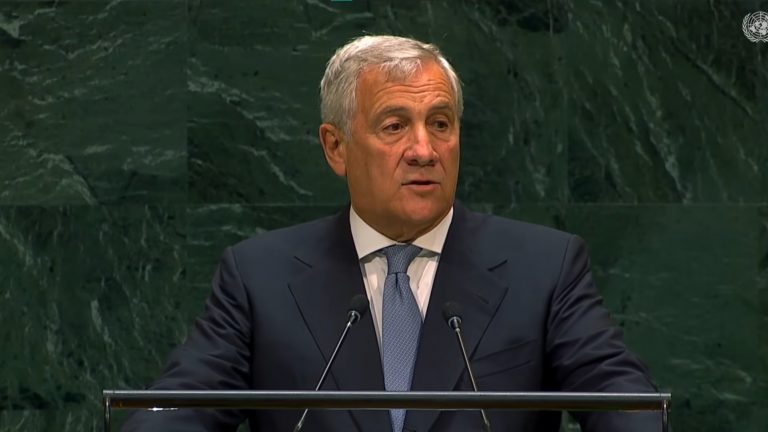 Antonio Tajani durante il discorso all'Assemblea Generale delle Nazioni Unite, con un appello alla diplomazia e alla cooperazione internazionale.